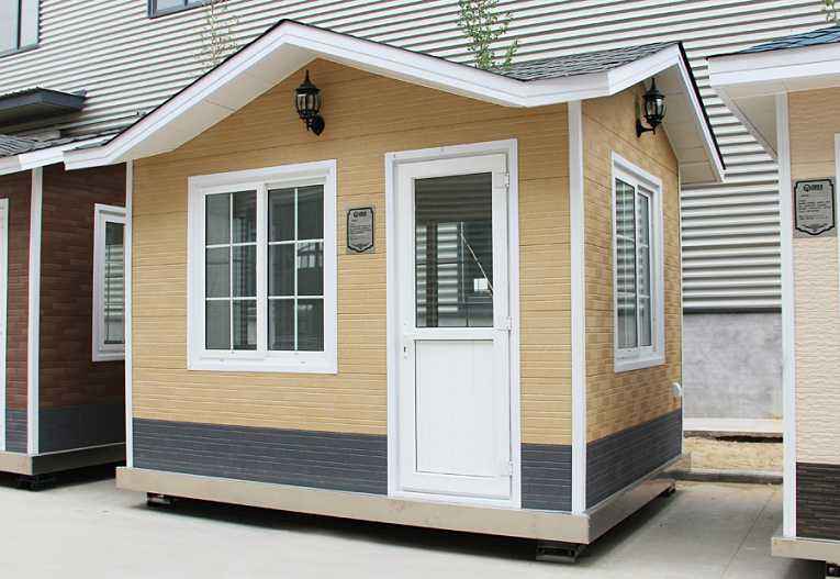 輕鋼崗?fù)? /><br /></p> 有人會(huì)認(rèn)為,<strong>輕鋼房屋</strong>的使用壽命不如傳統(tǒng)的混凝土建筑,但是,根據(jù)國(guó)外經(jīng)驗(yàn)以及實(shí)驗(yàn)數(shù)據(jù)來(lái)看,這種體系在歐美發(fā)達(dá)國(guó)家已經(jīng)成熟運(yùn)用,輕鋼住宅結(jié)構(gòu)的使用壽命是90年,使我們可以放心使用的家居住房。盛大鋼結(jié)構(gòu)利用現(xiàn)代新型的建筑材料,包括玻璃棉、歐松板、石膏板、金屬雕花板、瀝青瓦、SBS防水卷材、呼吸紙等材料,解決了該建筑體系的防水、防火、保溫、隔熱、吸引降噪等技術(shù)問(wèn)題,我們對(duì)<strong>輕鋼房屋</strong>的未來(lái)前景是十分看好的。<br /><p> 山西盛大鋼結(jié)構(gòu)近期的新產(chǎn)品除了輕鋼住宅以外,還有集裝箱房屋、輕鋼崗?fù)は盗小⒐残l(wèi)生間系列產(chǎn)品,如果您對(duì)我們的新產(chǎn)品感興趣的話,可以致電我們的銷售客服熱線,我們期待您的來(lái)電。</p><p> 本文鏈接:<strong>http://www.h8287.cn/news/0004511655.html </strong>未經(jīng)允許不得轉(zhuǎn)載。</p><p style=